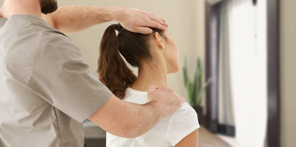 Injection de mésothérapie ciblée sur un point gâchette au niveau scapulaire chez une patiente souffrant de syndrome myofascial douloureux.